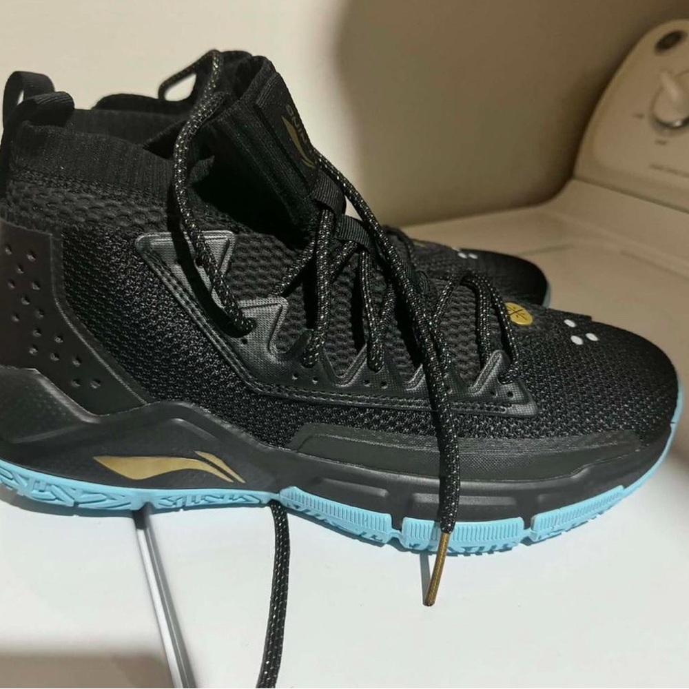 LI-NING SNEAKERS